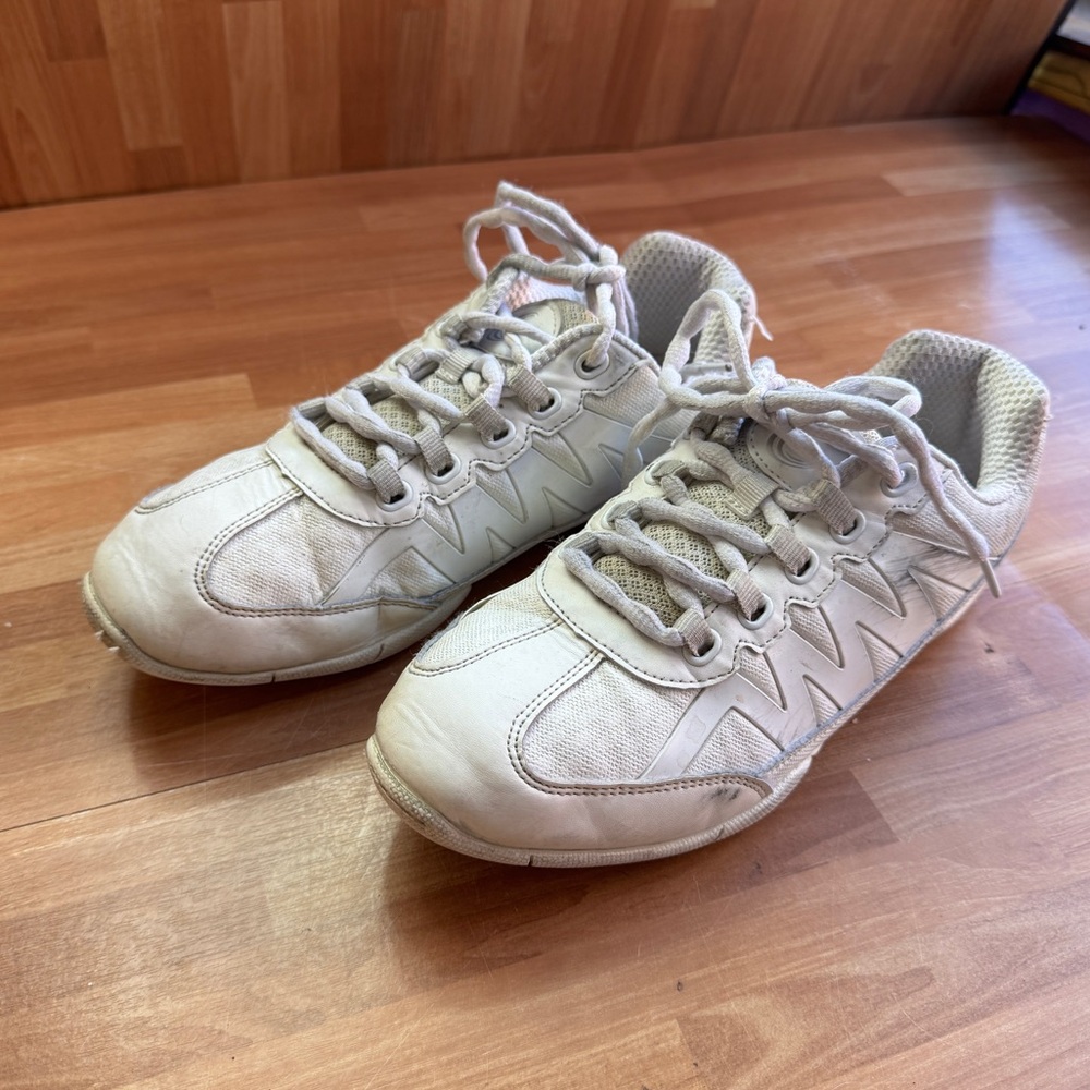 Chasse apex white cheer shoes size 6.5